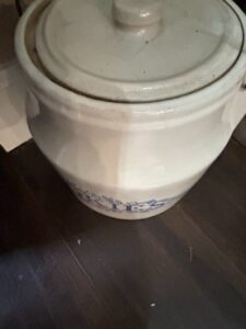 Blue-Willow-Pattern-Stoneware-Crock-with-Lid
