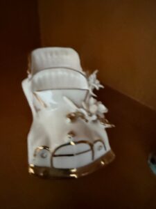 Capodimonte-Porcelain-Wedding-Car-Figurine-with-Gold-Trim