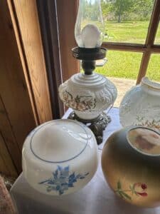 Gone-With-The-Wind-Style-Oil-Lamp-with-Floral-Etchings-and-Three-Replacement-Shades