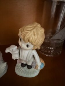 Precious-Moments-Figurine-Hes-Got-the-Whole-World-in-His-Hands
