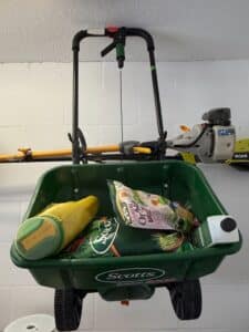 Scotts-SpeedyGreen-Broadcast-Spreader-1
