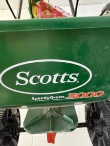 Scotts-SpeedyGreen-Broadcast-Spreader-second-image-1