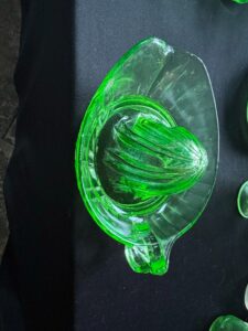 Vintage-Hazel-Atlas-Crisscross-Uranium-Glass-Citrus-Juicer