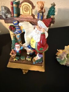 Vintage-Santa-Claus-with-List-and-Elves-Christmas-Figurine