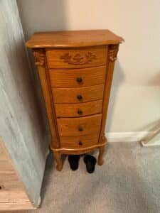 Traditional-Oak-Jewelry-Armoire-with-Queen-Anne-Legs