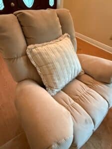 La-Z-Boy-Recliner-with-Accent-Pillow