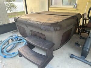 Portable-Hot-Tub-with-Cover-and-Steps