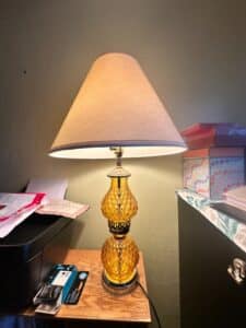 Vintage-Mid-Century-Amber-Glass-Quilted-Pattern-Table-Lamp