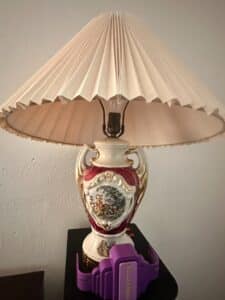 Vintage-Victorian-Style-Courting-Couple-Porcelain-Urn-Table-Lamp