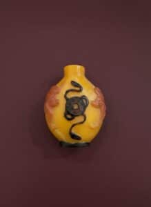 Yellow-Glass-Snuff-Bottle-with-Dragon-and-Shou-Character-third-image