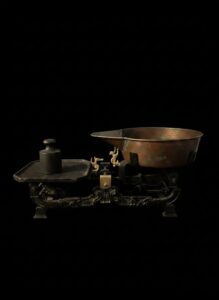 Antique-Cast-Iron-and-Brass-Countertop-Balance-Scale-with-Weights
