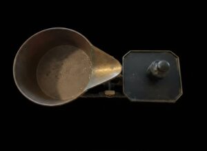 Vintage-Cast-Iron-Countertop-Balance-Scale-with-kg-Weight-second-image