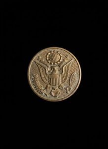 Vintage-US-Army-Great-Seal-Screw-Back-Hat-Badge-or-Insignia