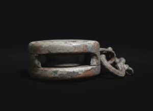 Vintage-Wooden-Marine-Single-Pulley-Block-with-Swivel-Shackle-second-image