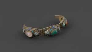 Antique-Chinese-Export-Silver-Gilt-Filigree-Enamel-Carnelian-and-Jadeite-Bracelet-second-image