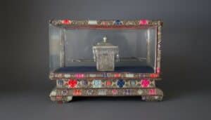 Antique-Chinese-Export-Silver-Sedan-Chair-with-Brocade-Display-Case-second-image