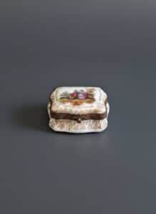 Antique-Meissen-Porcelain-Courting-Couple-Snuff-Box