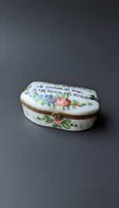 Limoges-Porcelain-Hinged-Trinket-Box-with-French-Inscription-second-image