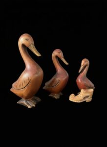 Vintage-Hand-Carved-Wooden-Duck-Figurine-Set