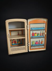 Vintage-Wolverine-Polar-Tin-Toy-Refrigerator-second-image