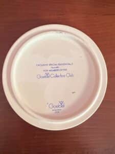 Goebel-Collectors-Club-Exclusive-Special-Edition-Plate-Hum-Little-Gardener-second-image