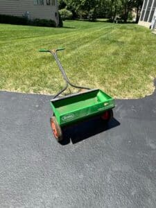 Scotts-Spreader-with-Precision-Flow-Control