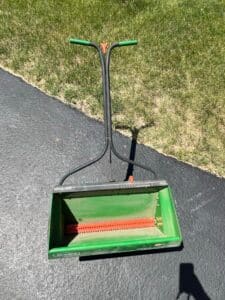 Scotts-Spreader-with-Precision-Flow-Control-third-image