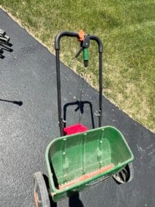 Scotts-Turf-Builder-Broadcast-Spreader-second-image