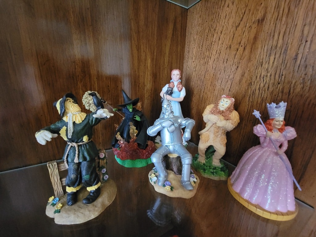 Ft Morgan – Lena Liu’s Elegant Era figurines, Avon Collectibles, Curio Cabinet, Table/chairs