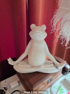 Yoga-Frog-Statue