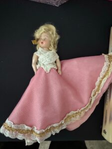 The-Muppets-Miss-Piggy-and-Kermit-the-Frog-Salt-and-Pepper-Shakers-fourth-image