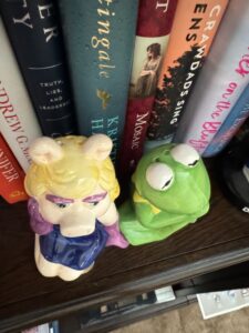 The-Muppets-Miss-Piggy-and-Kermit-the-Frog-Salt-and-Pepper-Shakers-second-image