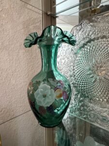 Vintage-Fenton-Emerald-Green-Hand-Painted-Floral-Art-Glass-Vase