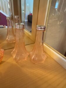 Vintage-Pink-Depression-Glass-Doric-Salt-and-Pepper-Shakers-by-Jeannette-Glass
