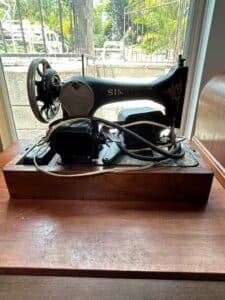 Singer-Red-Eye-Electric-Sewing-Machine-with-Wooden-Case
