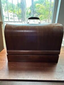Singer-Red-Eye-Electric-Sewing-Machine-with-Wooden-Case-fourth-image