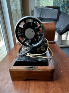 Singer-Red-Eye-Electric-Sewing-Machine-with-Wooden-Case-third-image