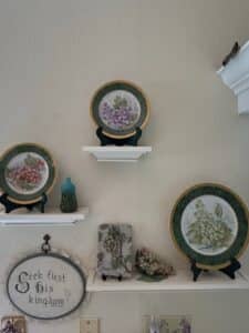 American-Atelier-Lattice-Fruit-Decorative-Plates-with-Grapes-Motif