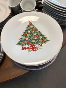 Jamestown-China-Christmas-Treasures-Gold-Rim-Dinner-Plate