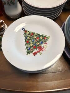 Jamestown-China-Christmas-Treasures-Gold-Rim-Dinner-Plate-second-image
