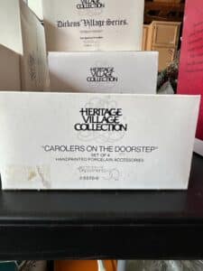 The-Heritage-Village-Collection-Carolers-on-the-Doorstep-Set