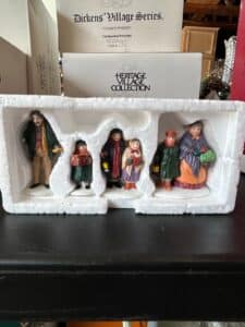 The-Heritage-Village-Collection-Carolers-on-the-Doorstep-Set-third-image