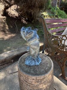 Anthropomorphic-Frog-Garden-Statue-with-Leaf-Umbrella-Cast-Stone