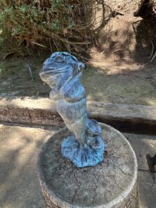 Anthropomorphic-Frog-Garden-Statue-with-Leaf-Umbrella-Cast-Stone-second-image