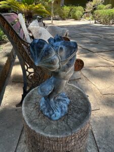 Anthropomorphic-Frog-Garden-Statue-with-Leaf-Umbrella-Cast-Stone-third-image