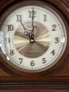 Rhythm-WSM-Remington-II-Traditional-Wooden-Chiming-Musical-Tambour-Mantel-Clock-second-image