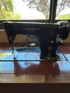 Vintage-Singer-K-Sewing-Machine-in-Drop-Leaf-Cabinet