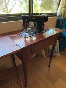 Vintage-Singer-K-Sewing-Machine-in-Drop-Leaf-Cabinet-fifth-image
