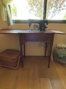 Vintage-Singer-K-Sewing-Machine-in-Drop-Leaf-Cabinet-fourth-image