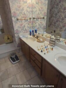 Assorted-Bath-Towels-and-Linens-second-image